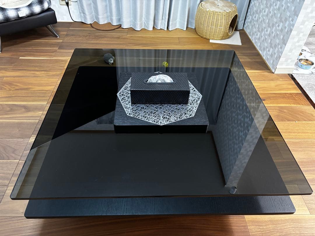 黒いソファと二重層テーブルのセット