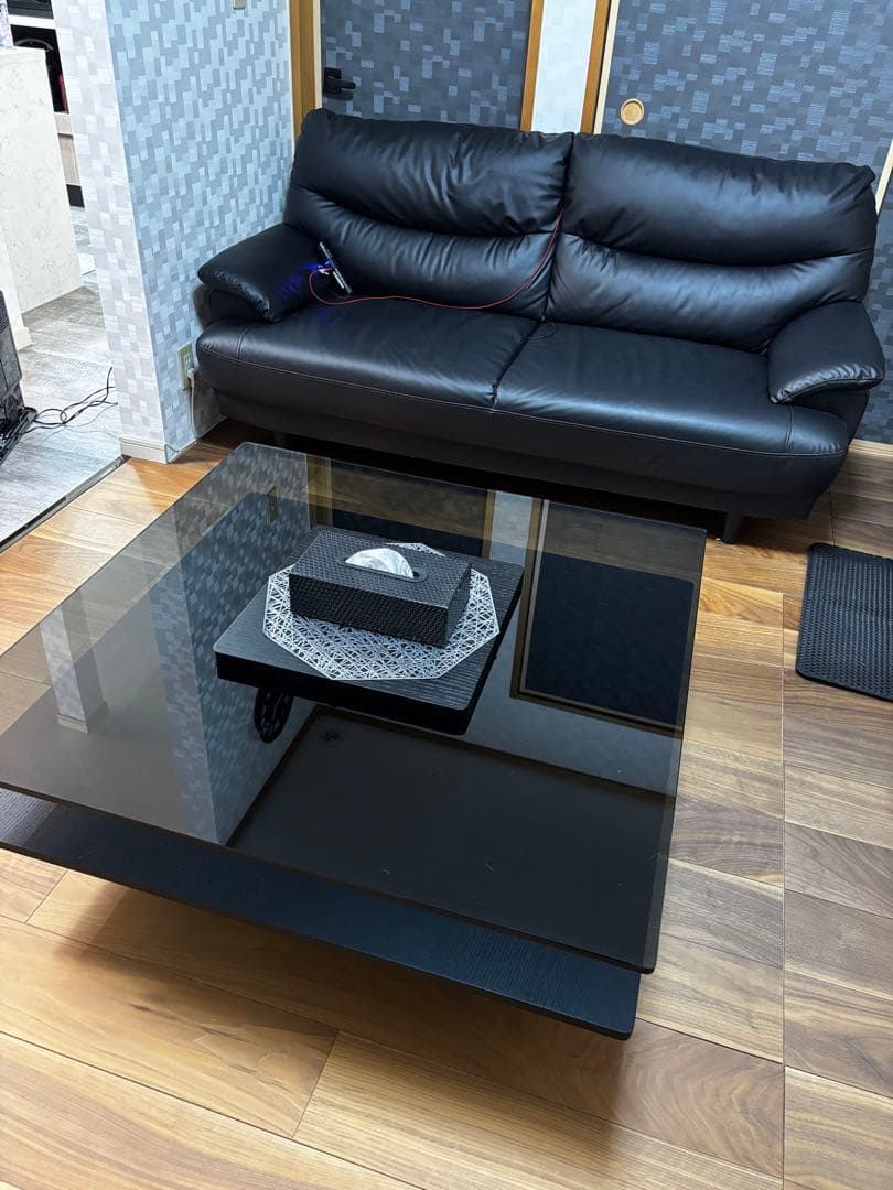 黒いソファと二重層テーブルのセット