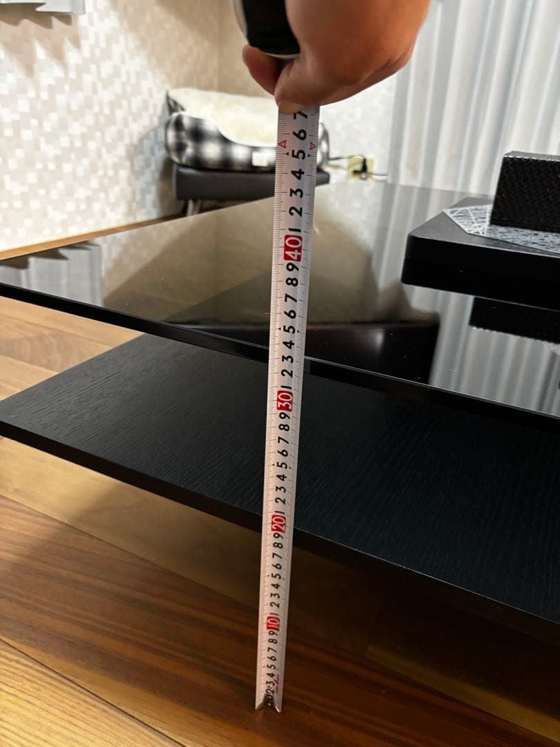 黒いソファと二重層テーブルのセット