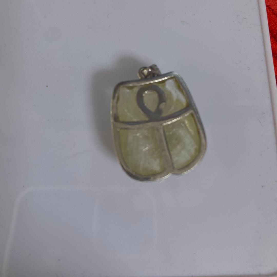 リビアングラス スカラベ　ペンダントトップ