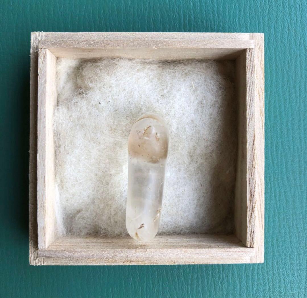 勾玉　（e）　箱付き