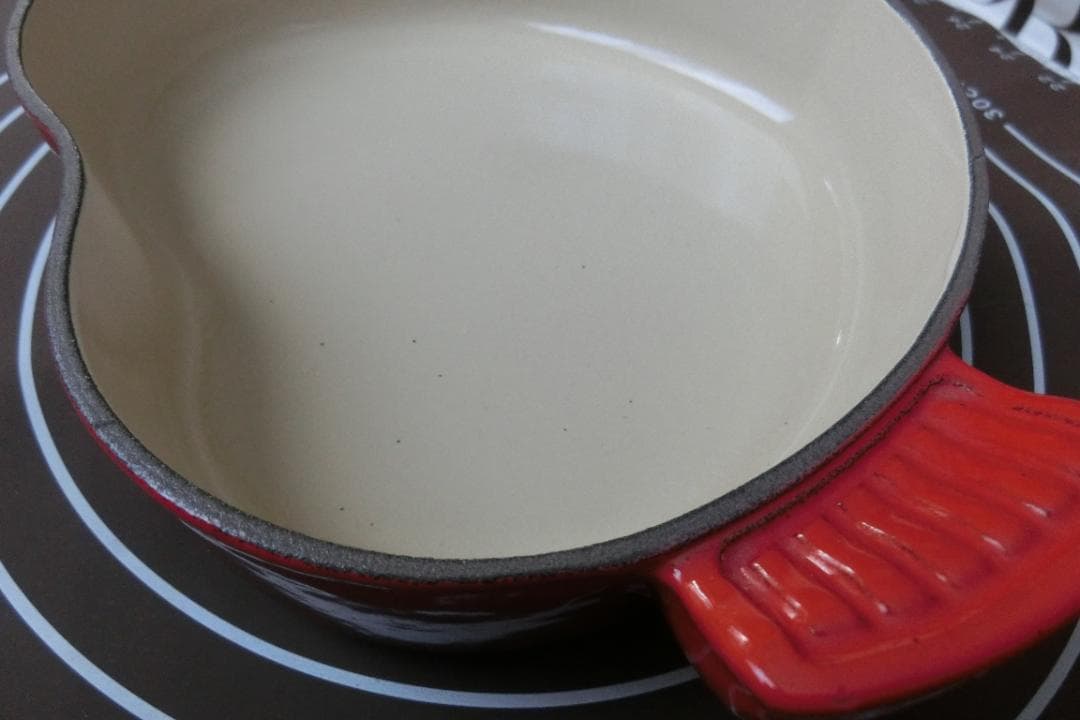 Le Creuset　直径約18ｃｍ　高さ約5ｃｍ