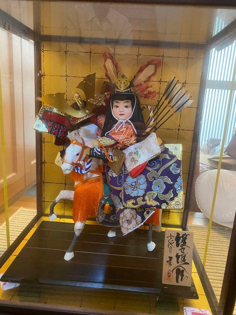 白馬に乗った五月人形　ガラスケース入り　大型