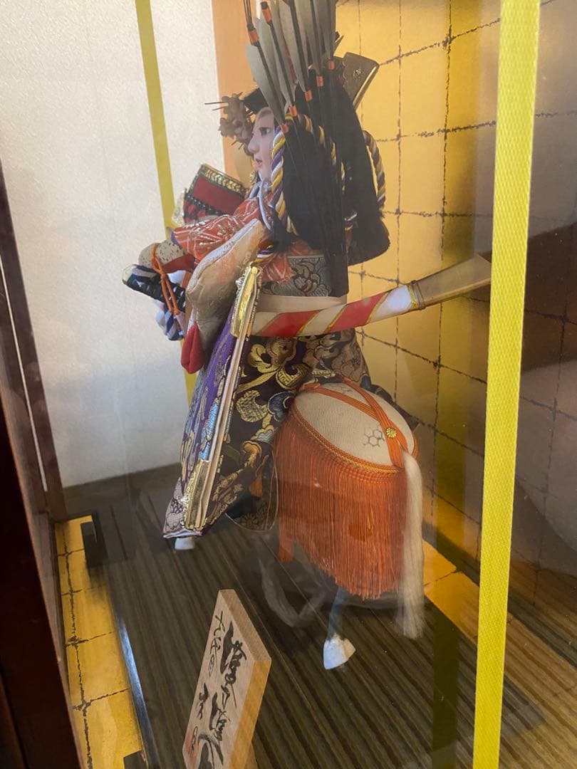 白馬に乗った五月人形　ガラスケース入り　大型