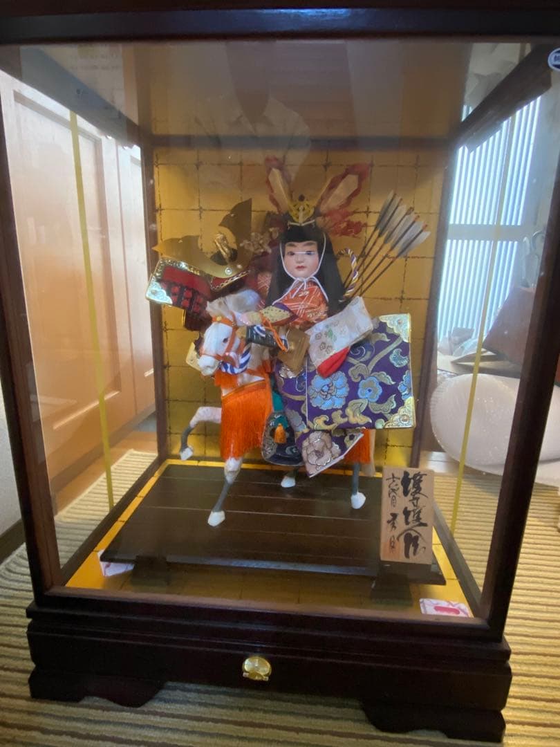 白馬に乗った五月人形　ガラスケース入り　大型