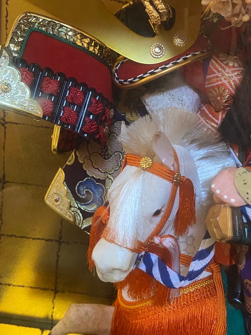 白馬に乗った五月人形　ガラスケース入り　大型