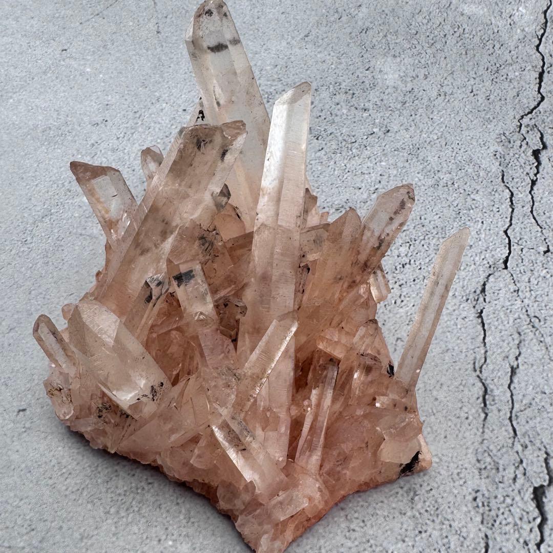 G-156マダガスカル産 オレンジピンククォーツクラスター 天然石　水晶原石