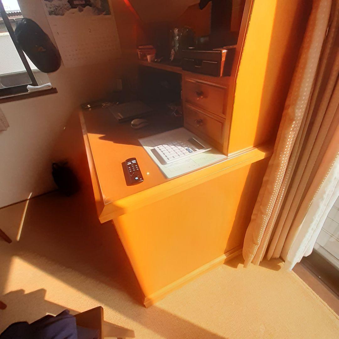 デスクと上置きの出品です。