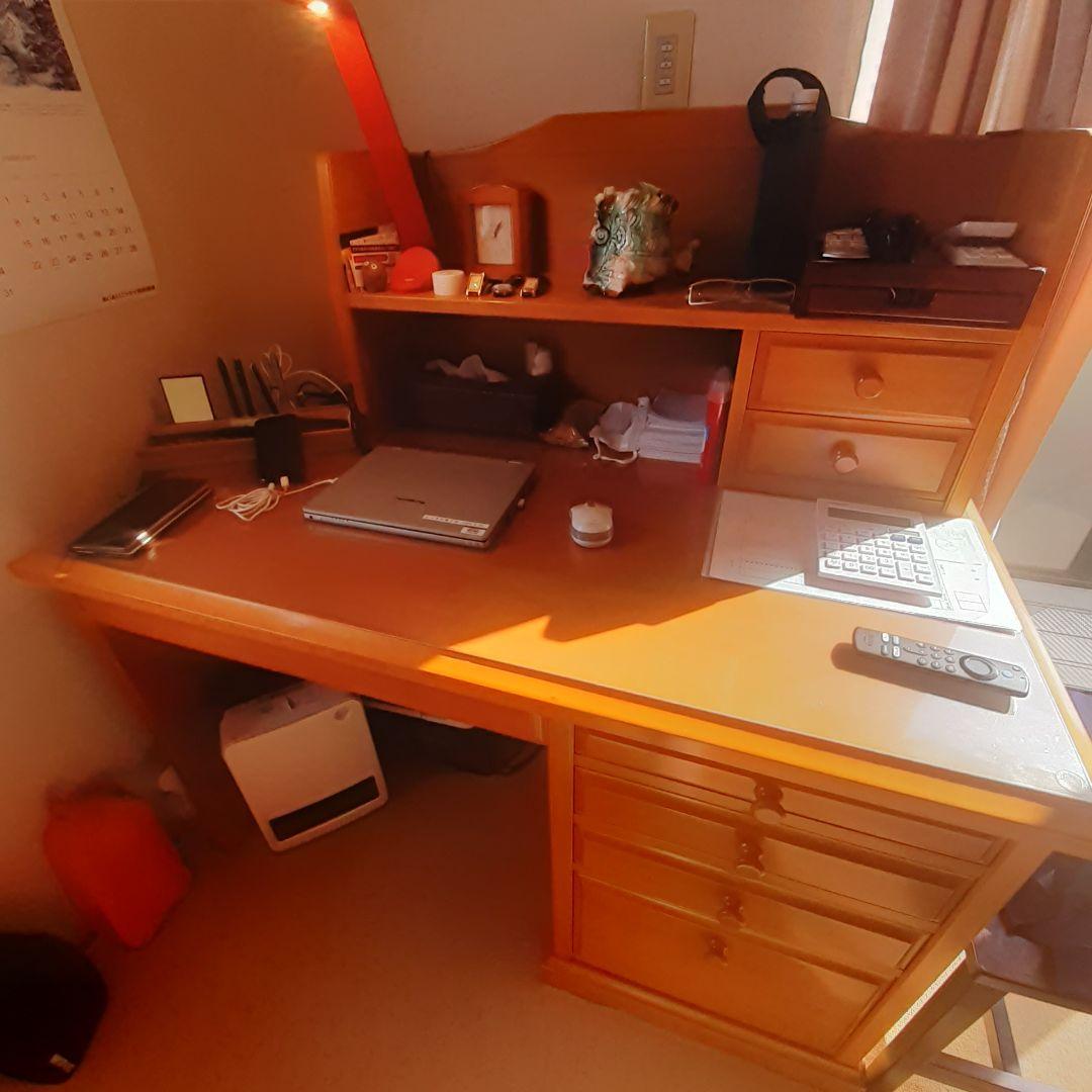 デスクと上置きの出品です。