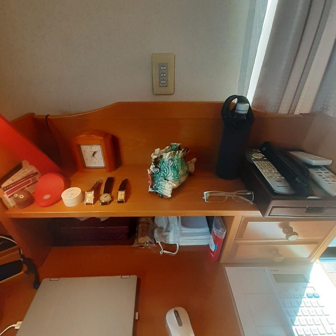デスクと上置きの出品です。
