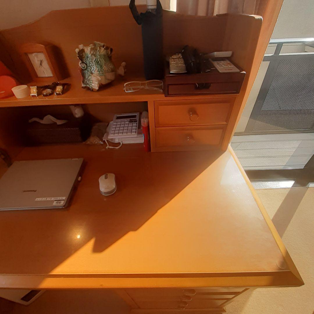 デスクと上置きの出品です。