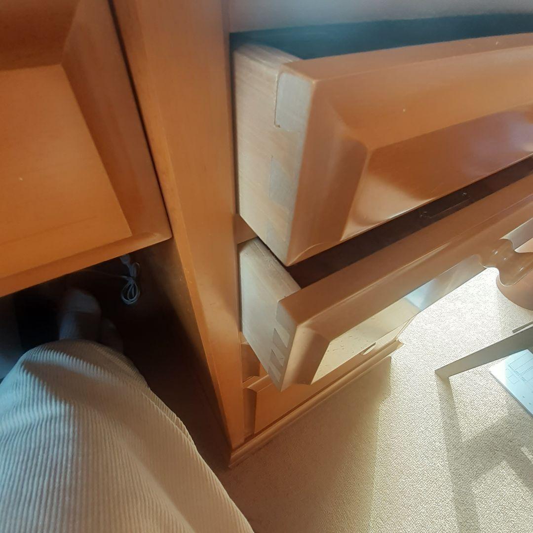 デスクと上置きの出品です。