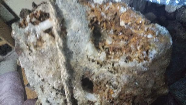 赤石、水晶の原石【一番格調が高いとされる黄色水晶】