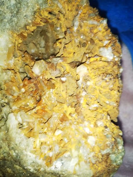 赤石、水晶の原石【一番格調が高いとされる黄色水晶】