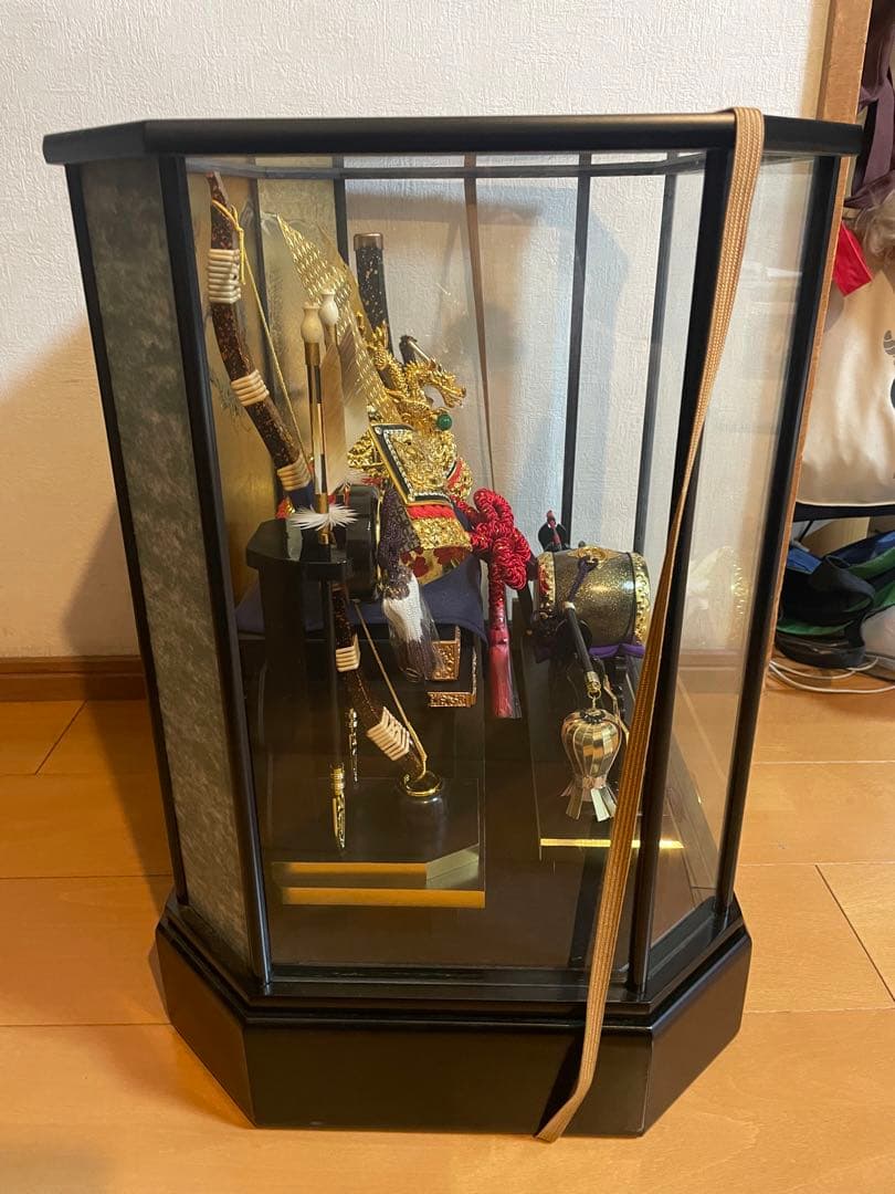 久月　兜　ガラスケース入り