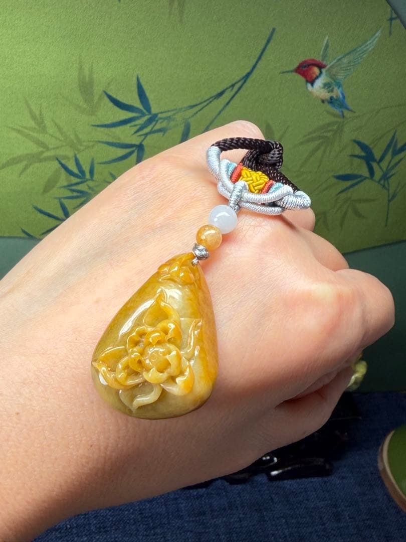 高品質❣️ミャンマー産A貨翡翠　レア、貴重の鶏油黄翡翠蝶恋花ネックレス　鑑定書付き