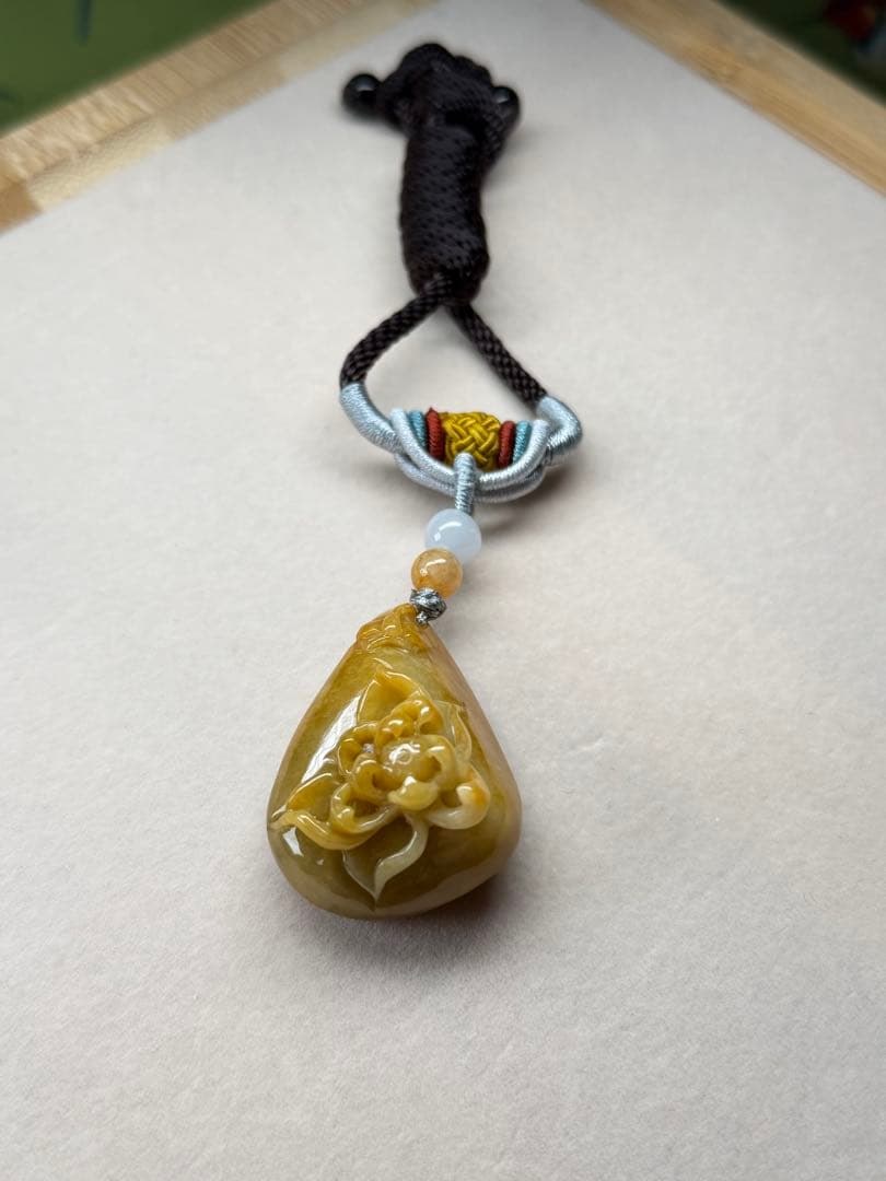 高品質❣️ミャンマー産A貨翡翠　レア、貴重の鶏油黄翡翠蝶恋花ネックレス　鑑定書付き