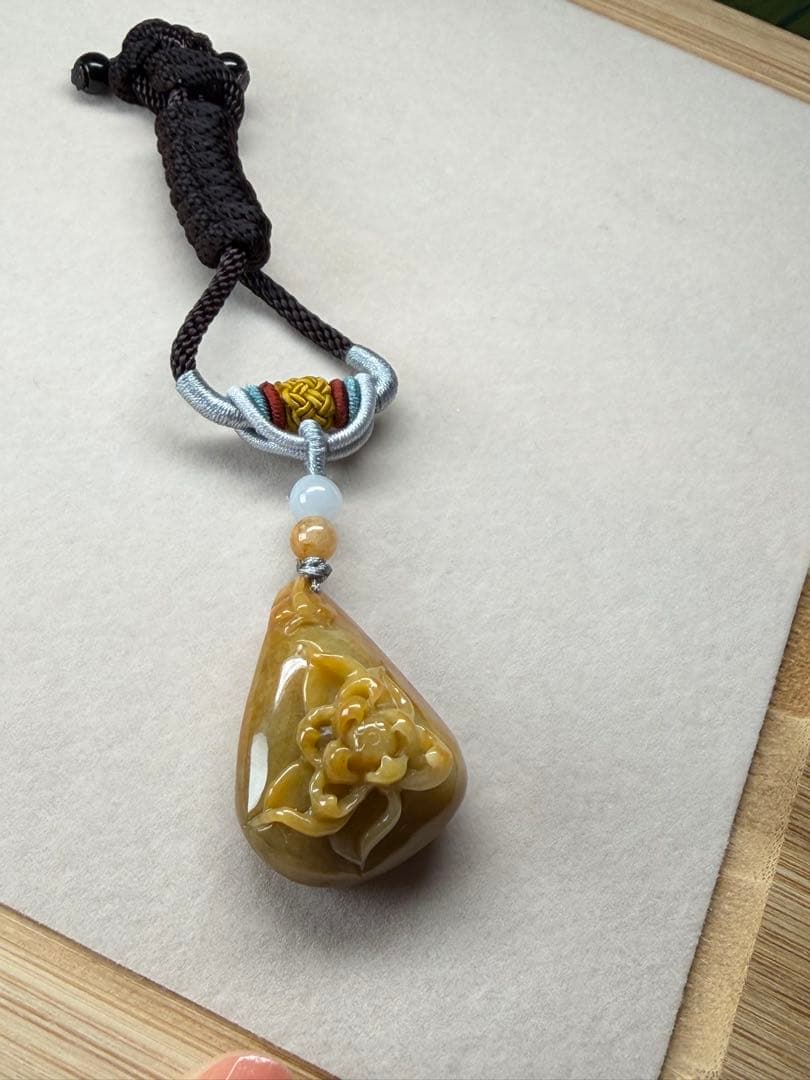 高品質❣️ミャンマー産A貨翡翠　レア、貴重の鶏油黄翡翠蝶恋花ネックレス　鑑定書付き