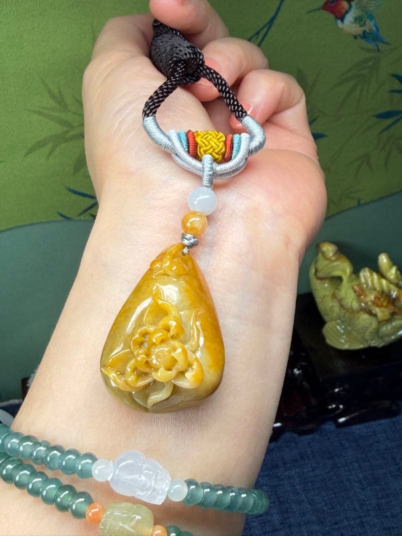 高品質❣️ミャンマー産A貨翡翠　レア、貴重の鶏油黄翡翠蝶恋花ネックレス　鑑定書付き