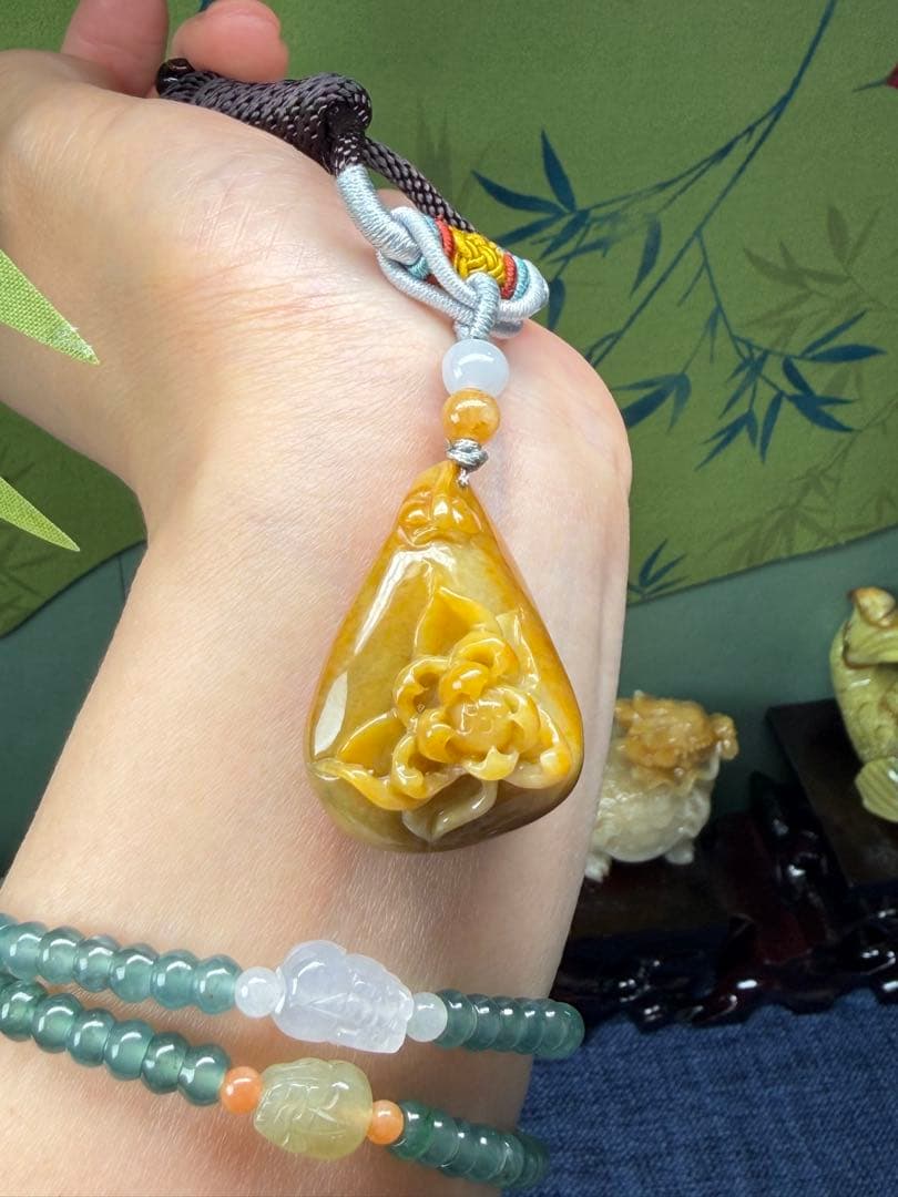 高品質❣️ミャンマー産A貨翡翠　レア、貴重の鶏油黄翡翠蝶恋花ネックレス　鑑定書付き