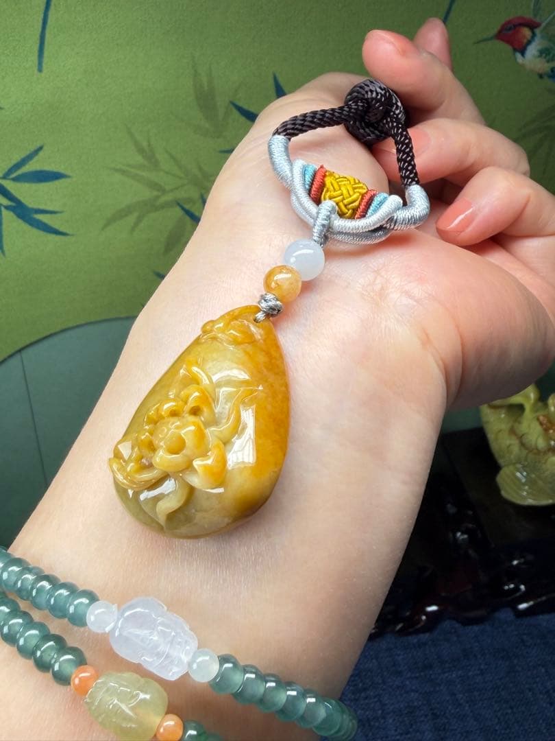 高品質❣️ミャンマー産A貨翡翠　レア、貴重の鶏油黄翡翠蝶恋花ネックレス　鑑定書付き