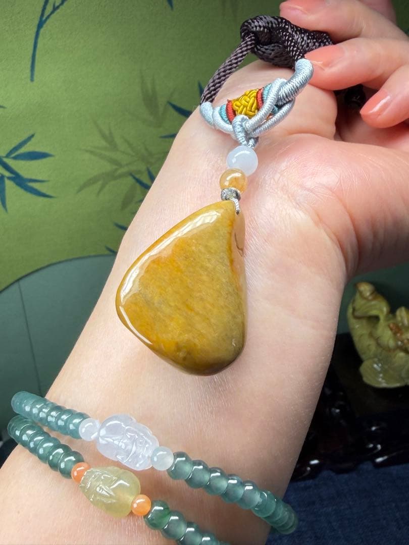 高品質❣️ミャンマー産A貨翡翠　レア、貴重の鶏油黄翡翠蝶恋花ネックレス　鑑定書付き