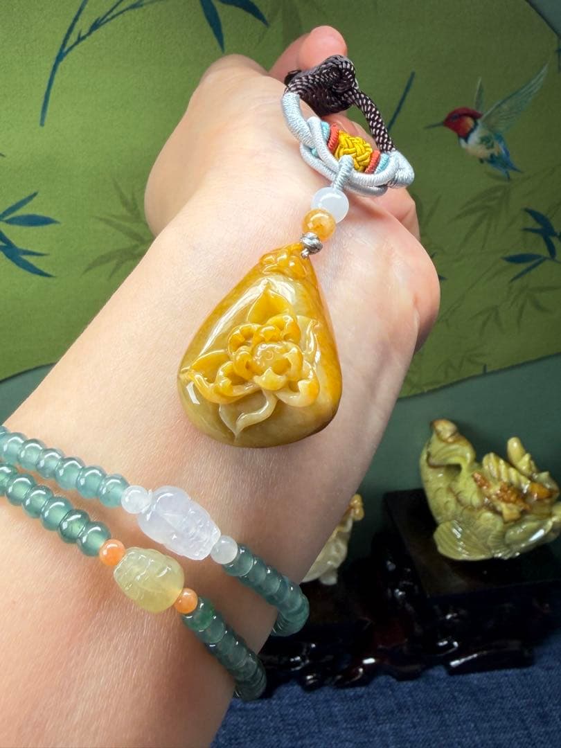 高品質❣️ミャンマー産A貨翡翠　レア、貴重の鶏油黄翡翠蝶恋花ネックレス　鑑定書付き