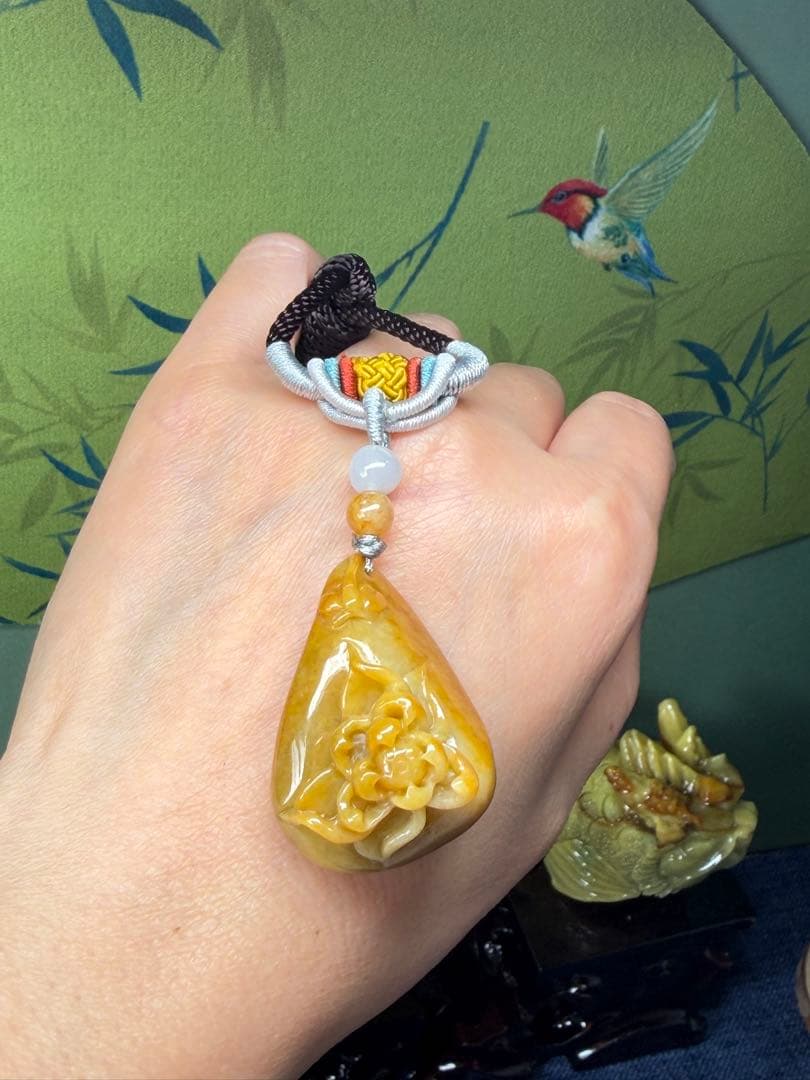 高品質❣️ミャンマー産A貨翡翠　レア、貴重の鶏油黄翡翠蝶恋花ネックレス　鑑定書付き