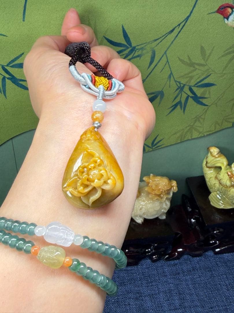 高品質❣️ミャンマー産A貨翡翠　レア、貴重の鶏油黄翡翠蝶恋花ネックレス　鑑定書付き