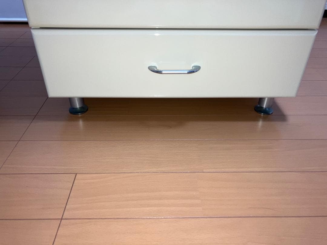 ホワイト鏡面チェスト取手付き 5段 幅60cm高さ90㎝/タンス