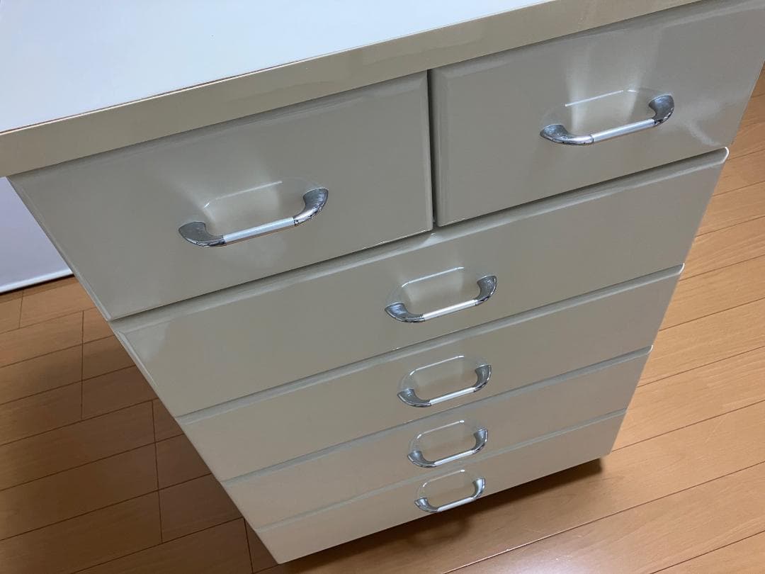 ホワイト鏡面チェスト取手付き 5段 幅60cm高さ90㎝/タンス