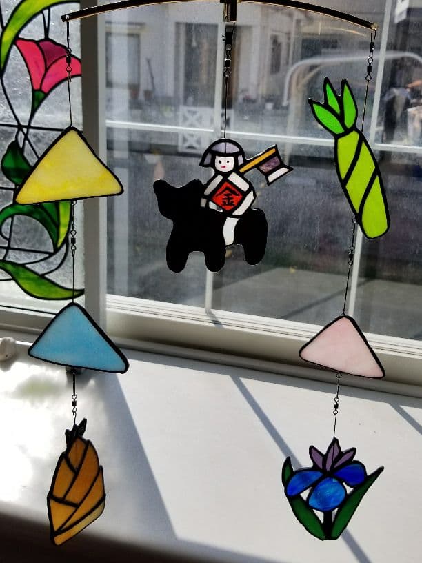 男の子のお誕生祝いに　ステンドグラス製　端午の節句のモビール　五月人形
