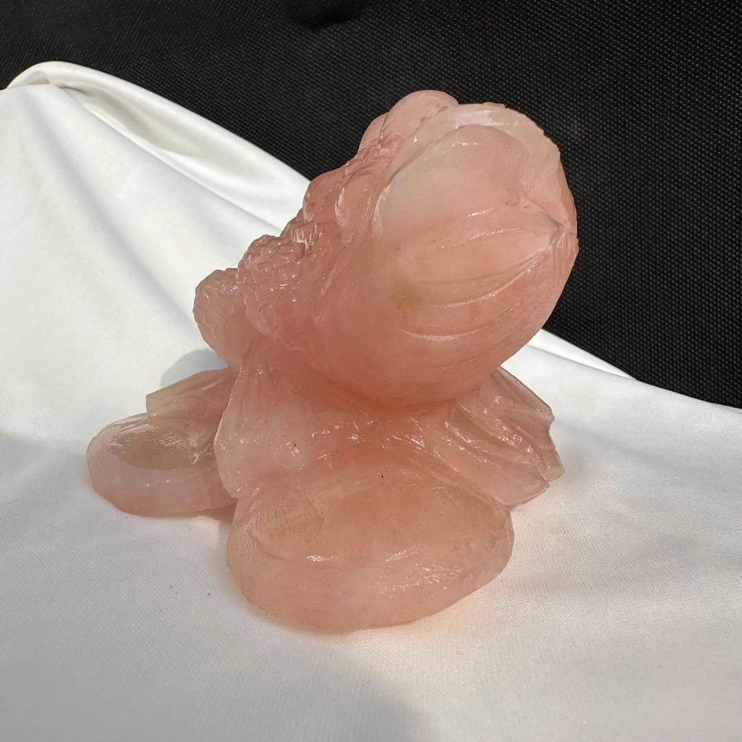 天然石ローズクォーツの銭蛙　置物　彫り物D.88
