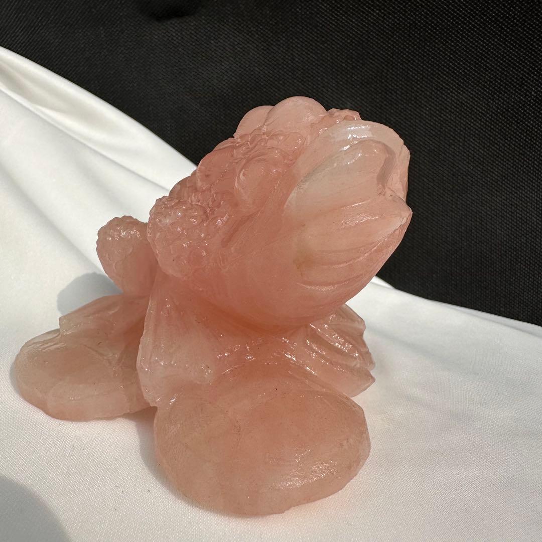 天然石ローズクォーツの銭蛙　置物　彫り物D.88