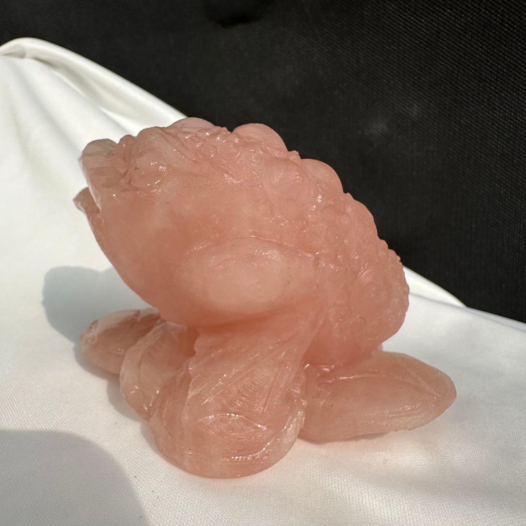 天然石ローズクォーツの銭蛙　置物　彫り物D.88