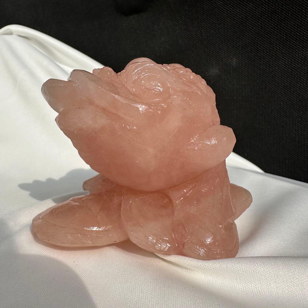 天然石ローズクォーツの銭蛙　置物　彫り物D.88