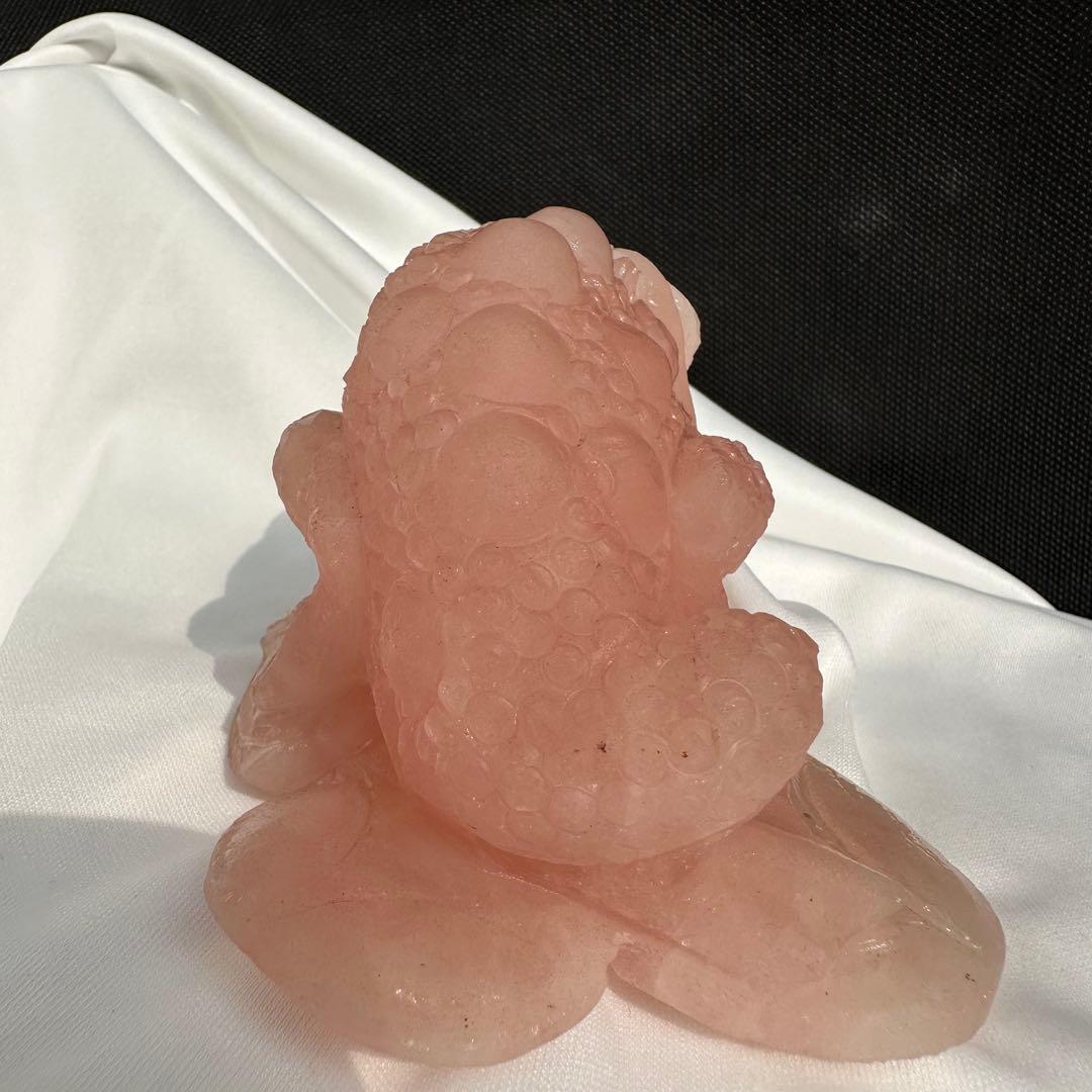 天然石ローズクォーツの銭蛙　置物　彫り物D.88