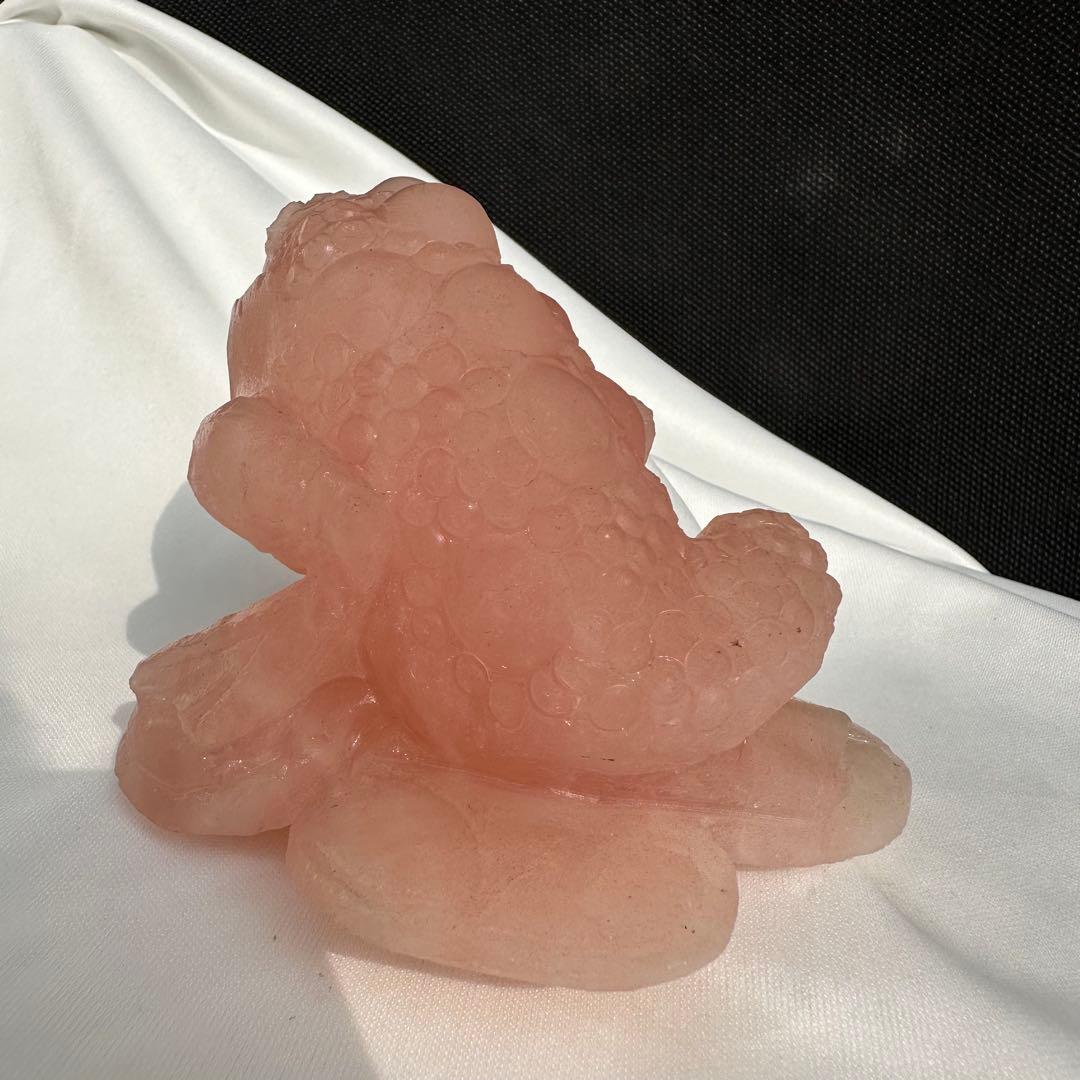 天然石ローズクォーツの銭蛙　置物　彫り物D.88