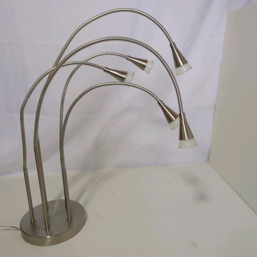 イケア Tived フレキシブルアーム テーブルランプ 読書灯 スペース