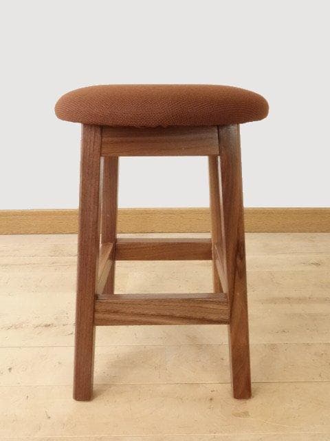 北海道手作り家具　ウォールナット材　スツール　座面布座（茶色）