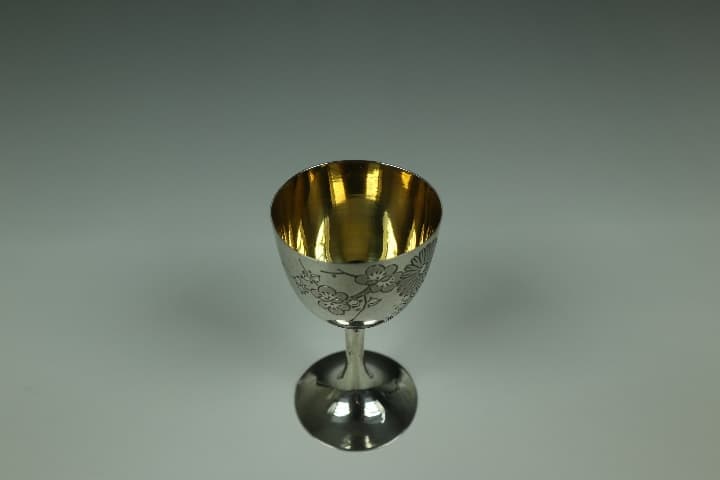 ☆アンティーク　純銀製 菊梅文様　彫金杯　美品です ☆