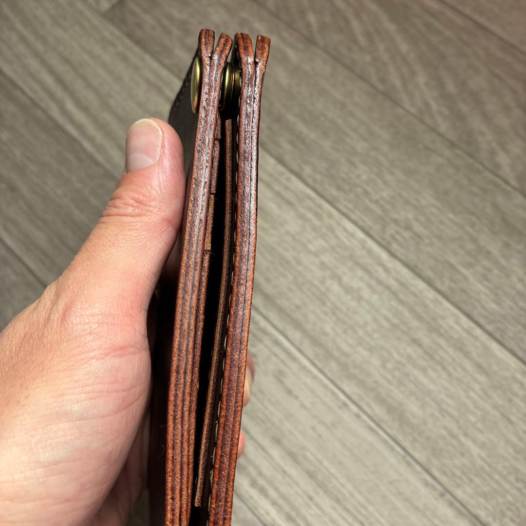 茶芯ブラック　ミドルトラッカーウォレット　真鍮　お札を折らずに収納