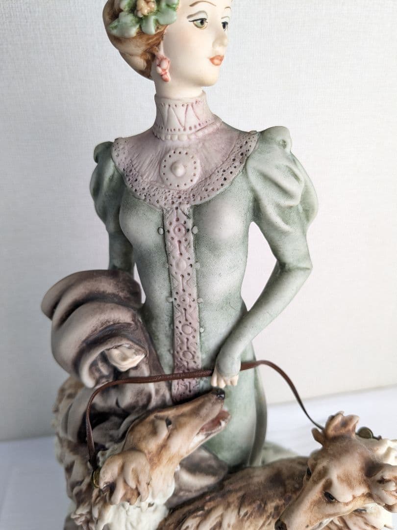 ジョゼッペアルマーニ 貴婦人とボルゾイ犬 置物 - メルカリ