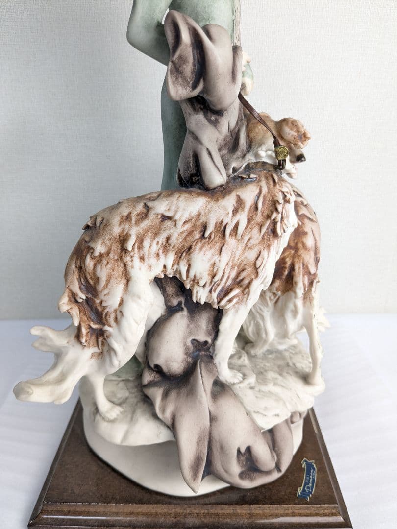 ジョゼッペアルマーニ 貴婦人とボルゾイ犬 置物 - メルカリ