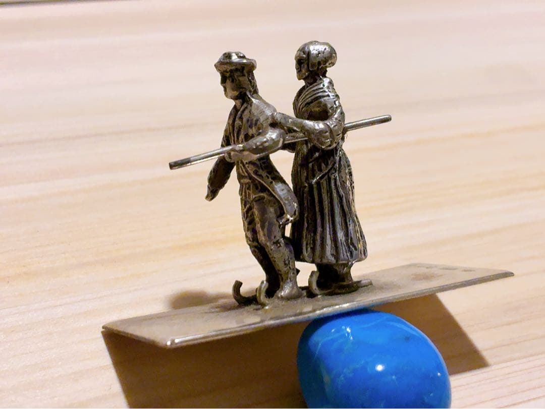 オランダHooijkaas社製、純銀835S『ミニチュア・２人でソリ歩き』