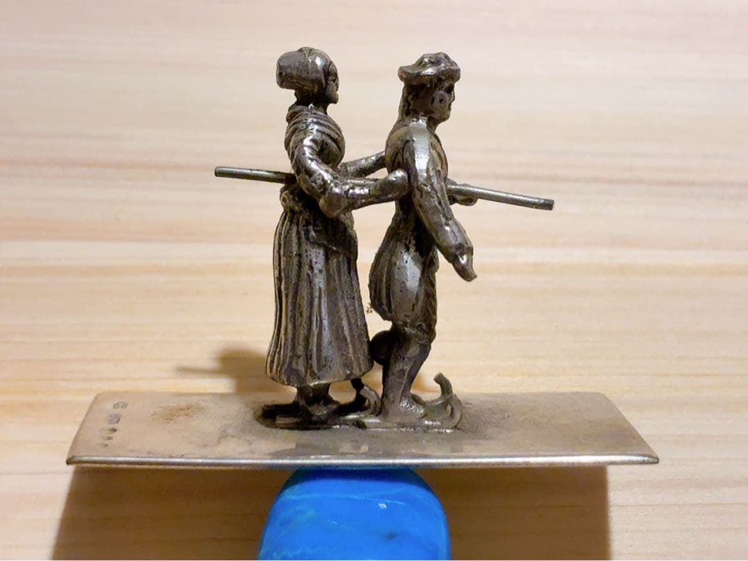 オランダHooijkaas社製、純銀835S『ミニチュア・２人でソリ歩き』