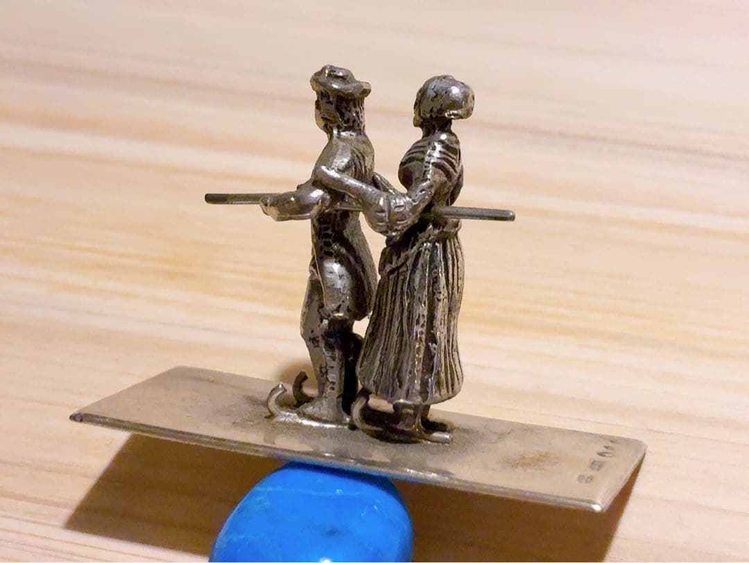 オランダHooijkaas社製、純銀835S『ミニチュア・２人でソリ歩き』