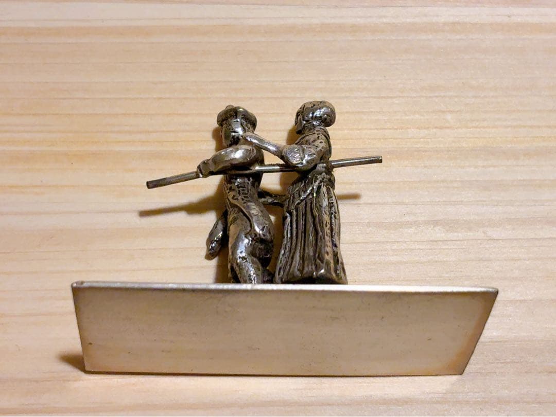 オランダHooijkaas社製、純銀835S『ミニチュア・２人でソリ歩き』