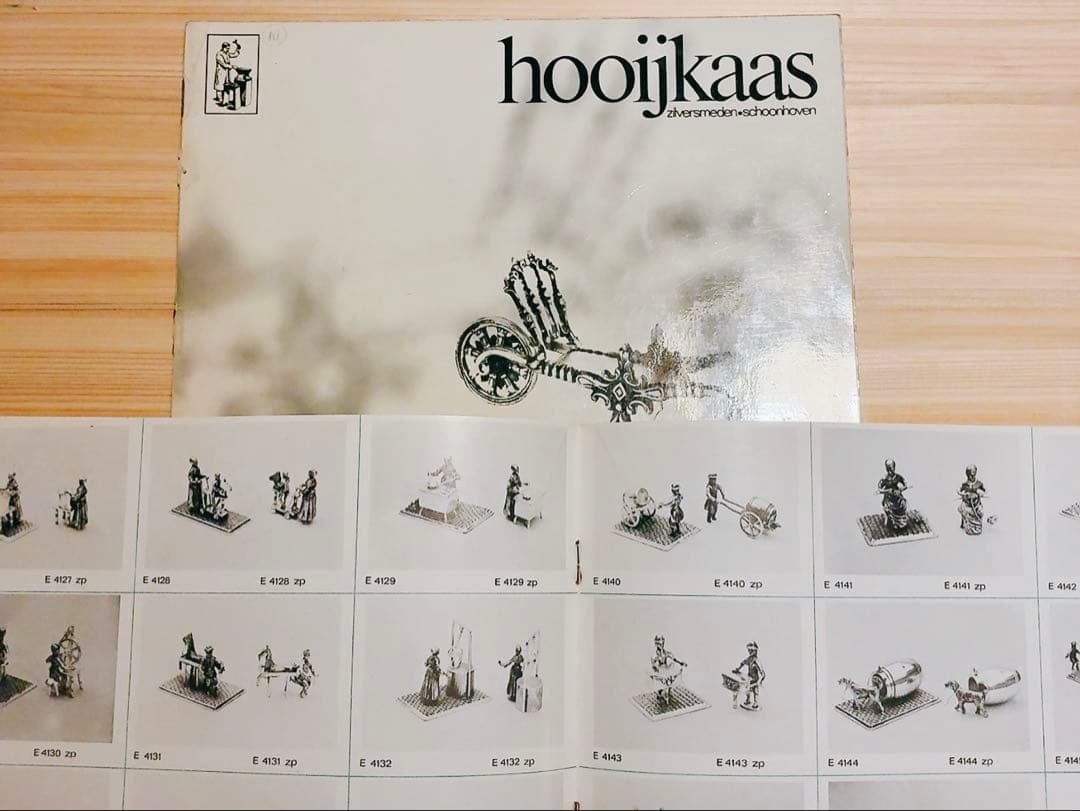 オランダHooijkaas社製、純銀835S『ミニチュア・２人でソリ歩き』