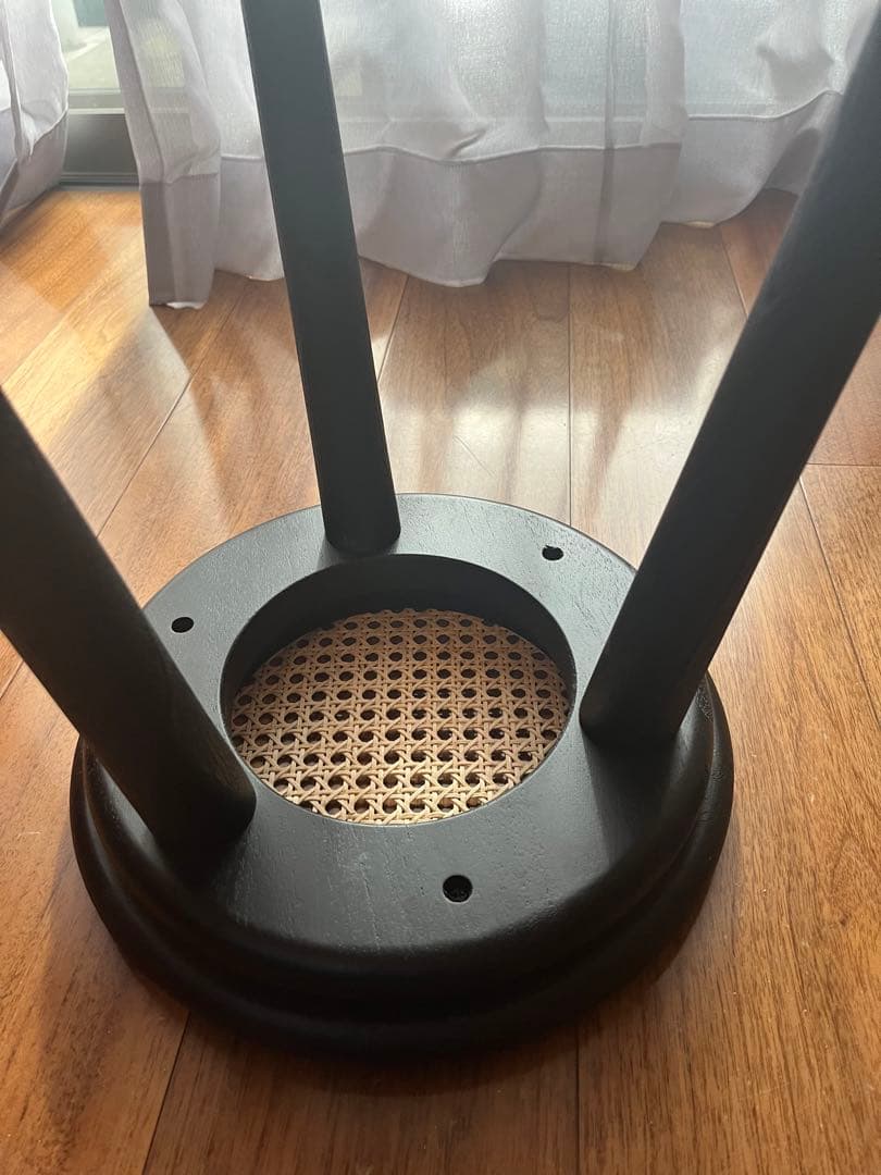 ラタンと木材の黒色スツール